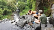 Grundeln sind kleine Fische, die mit schnellen Bewegungen sogar einen Wasserfall hinaufklettern können. Für Justin Jay (links) und Oliver Goetzll (rechts) ist das nicht ungefährlich zu filmen. Grundeln sind kleine Fische, die mit schnellen Bewegungen sogar einen Wasserfall hinaufklettern können. Für Justin Jay (links) und Oliver Goetzll (rechts) ist das nicht ungefährlich zu filmen.