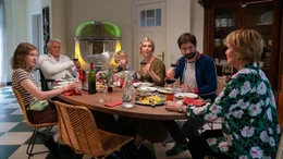 Ein spontanes Familienessen mit Antonia (Alva Zeh, l.), Volker (Henry H&uuml;bchen, 2.v.l.), Jakob (Zacharias Zeh, 3.v.l.), Katinka (Brigitte Zeh, 3.v.r.), ihrem Mann Alex (Dietmar Horcicka, 2.v.r.) und Dorothee (Ulrike Kriener, r.).