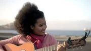 Die Menschen auf den Kapverden sind jung &ndash; und viele verlassen ihre Heimat. Claudia besingt diesen Konflikt in ihren Liedern. Daf&uuml;r nutzt sie die Morna, eine ganz eigene, oftmals melancholische Musikrichtung der Kapverden.