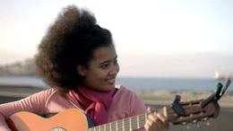 Die Menschen auf den Kapverden sind jung &ndash; und viele verlassen ihre Heimat. Claudia besingt diesen Konflikt in ihren Liedern. Daf&uuml;r nutzt sie die Morna, eine ganz eigene, oftmals melancholische Musikrichtung der Kapverden.