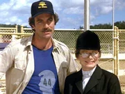 Adelaid (Christine Belford) beauftragt Magnum (Tom Selleck), ihr Turnierpferd zu bewachen. Adelaid (Christine Belford) beauftragt Magnum (Tom Selleck), ihr Turnierpferd zu bewachen.