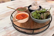 Papas Arrugadas mit Mojos und Pimientos.