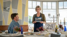Paul (Marius Borghoff) schl&auml;gt Katinka (Brigitte Zeh) ein Heim f&uuml;r Kurzzeitpflege f&uuml;r ihren Vater Volker vor.