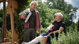 Moritz (Marcel Hensema, l.) und Volker (Henry H&uuml;bchen, r.) k&ouml;nnen sich nicht wirklich leiden.