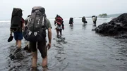 Auf Bioko können viele Ziele nur zu Fuß entlang der Küste erreicht werden. Die Crew muss die gesamte Ausrüstung tragen. Auf Bioko können viele Ziele nur zu Fuß entlang der Küste erreicht werden. Die Crew muss die gesamte Ausrüstung tragen.