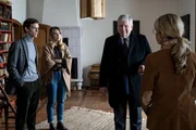 Oberstaatsanwalt Bernd Reuther (Rainer Hunold, 2.v.r.) hat etwas mit Uwe Malthus (Julius Forster, l.), Carla L&ouml;ffler (Leonie Brill, 2.v.l.) und Hedi Malthus (Esther Esche, r.) zu besprechen.