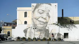 Bleiben oder leiden? Cesaria Evora hat diesen Zwiespalt, in dem die Menschen auf den Kapverden leben, oft  besungen. Mit der &bdquo; Morna&ldquo;, der melancholischen Musik der Kapverden, wurde sie weltber&uuml;hmt.