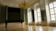 Auch 300 Jahre alte Gebäude müssen für die Ansprüche der heutigen Zeit nutzbar sein. Hier versteckt sich modernste Veranstaltungstechnik hinter einer seidenbespannten Tapetenwand. Auch 300 Jahre alte Gebäude müssen für die Ansprüche der heutigen Zeit nutzbar sein. Hier versteckt sich modernste Veranstaltungstechnik hinter einer seidenbespannten Tapetenwand.