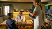 Der Bergdoktor Staffel 15 Kontrollverlust – Teil 2 Arztpraxis mit Arzt, zwei Frauen, eine mit Kind: Marie Hacke als Mia Lohmanns, Hans Sigl als Bergdoktor Dr. Martin Gruber, Andrea Gerhard als Linn, Emilian Koller als Sohn Felix Der Bergdoktor Staffel 15 Kontrollverlust – Teil 2 Arztpraxis mit Arzt, zwei Frauen, eine mit Kind: Marie Hacke als Mia Lohmanns, Hans Sigl als Bergdoktor Dr. Martin Gruber, Andrea Gerhard als Linn, Emilian Koller als Sohn Felix