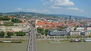 Blick auf die UFO-Br&uuml;cke und das Stadtzentrum.