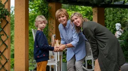 Jakob (Zacharias Zeh, l.) und seine Mutter Katinka (Brigitte Zeh, r.) sind gerne zu Besuch bei Dorothee (Ulrike Kriener, M.). Vor allem jetzt, wo Volker da ist.