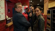 Erichsen (Armin Rohde, l.) und Tülay Yildirim (Idil Üner, r.) kommen ins Burger-Restaurant und sprechen zuerst mit der Restaurantmanagerin (Dela Dabulamanzi 2.v.l.) und Mübariz Pettekaya (Kais Setti, 2.v.r.). Erichsen (Armin Rohde, l.) und Tülay Yildirim (Idil Üner, r.) kommen ins Burger-Restaurant und sprechen zuerst mit der Restaurantmanagerin (Dela Dabulamanzi 2.v.l.) und Mübariz Pettekaya (Kais Setti, 2.v.r.).