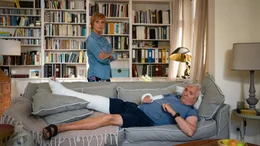 Dorothee (Ulrike Kriener) ist nicht gl&uuml;cklich dar&uuml;ber, dass Volker (Henry H&uuml;bchen) nun auf dem Sofa Quartier bezogen hat.