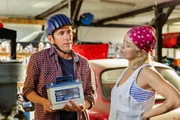 Zum Gl&uuml;ck hat Shorty (Caro Cult) noch eine alte Autobatterie f&uuml;r Fritz (Guido Hammesfahr). Mit der kann man Strom aus Wind und Sonne speichern - so zumindest Fritz' Plan.