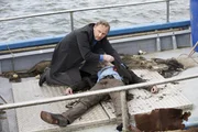 Der Stralsunder Kommissar Karl Hidde (Alexander Held) ist zum Tatort gerufen worden. Ein Mann wurde tot aus der Ostsee gefischt. Der Stralsunder Kommissar Karl Hidde (Alexander Held) ist zum Tatort gerufen worden. Ein Mann wurde tot aus der Ostsee gefischt.
