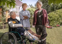Dorothee (Ulrike Kriener, M.) ist verliebt in ihren neuen Freund Moritz (Marcel Hensema, r.). Aber ihr Ex-Mann Volker (Henry H&uuml;bchen, l.) gr&auml;tscht st&auml;ndig dazwischen.