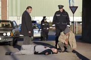 Der Stralsunder Kommissar Karl Hidde (Alexander Held, l.) ist zum Tatort gerufen worden. Der Fahrer eines Geldtransports wurde überfallen und ermordet. Der Stralsunder Kommissar Karl Hidde (Alexander Held, l.) ist zum Tatort gerufen worden. Der Fahrer eines Geldtransports wurde überfallen und ermordet.