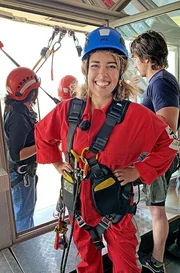 Simin vor dem Skywalk auf dem UFO-Tower