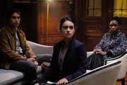 Leon Anawak (Joshua Odjick, l.), Alicia Delaware (Rosabell Laurenti Sellers, M.) und Samantha Crowe (Sharon Duncan-Brewster, r.) werden von Johanson in seine Pläne eingeweiht. Leon Anawak (Joshua Odjick, l.), Alicia Delaware (Rosabell Laurenti Sellers, M.) und Samantha Crowe (Sharon Duncan-Brewster, r.) werden von Johanson in seine Pläne eingeweiht.