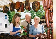 Bürgermeister Brunner (Ernst Griesser) schmunzelt darüber, dass Irmi (Ingrid Burkhard, rechts) und Kathl (Evamaria Salcher) beim Metzger nicht mehr bedient werden. Bürgermeister Brunner (Ernst Griesser) schmunzelt darüber, dass Irmi (Ingrid Burkhard, rechts) und Kathl (Evamaria Salcher) beim Metzger nicht mehr bedient werden.