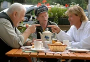 Hansi (Hansi Hinterseer, re.), Bürgermeister Brunner (Ernst Griesser, li.) und Postler (Erwin Leder) finden heraus, dass Veronika wieder eine Intrige geschmiedet hat. Hansi (Hansi Hinterseer, re.), Bürgermeister Brunner (Ernst Griesser, li.) und Postler (Erwin Leder) finden heraus, dass Veronika wieder eine Intrige geschmiedet hat.