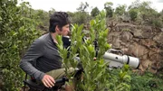 Der Tierfilmer Alain Lusignan wartet gut getarnt oft stundenlang, bis er etwas vor die Kamera bekommt. Der Tierfilmer Alain Lusignan wartet gut getarnt oft stundenlang, bis er etwas vor die Kamera bekommt.