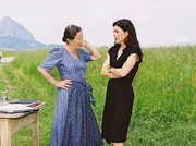 Viktoria (Anja Kruse, rechts) erholt sich bei der Sennerin (Krista Stadler). Viktoria (Anja Kruse, rechts) erholt sich bei der Sennerin (Krista Stadler).