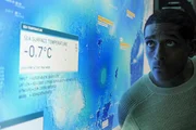 Dr. Sigur Johanson (Alexander Karim) versucht Charlies Ansatz über die Methangashydrate zu verstehen. Dr. Sigur Johanson (Alexander Karim) versucht Charlies Ansatz über die Methangashydrate zu verstehen.