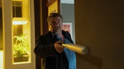 Erichsen (Armin Rohde) ist bei der Wohnungsdurchsuchung von Kevin Kruse und seiner Frau Mabel. Erichsen (Armin Rohde) ist bei der Wohnungsdurchsuchung von Kevin Kruse und seiner Frau Mabel.