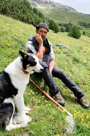 Schafhirte Stefan Platzer mit seinem Hund