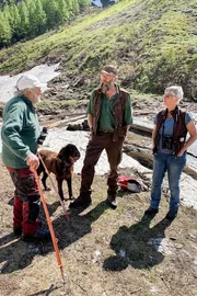Leo und Johanna Garbely aus dem Wallis im Gepr&auml;ch mit dem Alpvogt Anton Schmidt