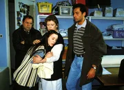 Kommissar Kehler (Wolfgang Bathk, li.) und sein Kollege Mike Eschenbach (Matthias Bullach) teilen Maria Franke (Franziska Petri, li.) und Regina Budka (Lisa Kreuzer) mit, da&szlig; Peter Budka erschossen wurde.