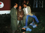 Die Kommissare Kehler (Wolfgang Bathke, Mi.), Eschenbach (Matthias Bullach, re.) und Dr. Duhler (Klaus Schindler) am Tatort. Zwei Schüler sind beim S-Bahn-Surfen tödlich verunglückt. Die Kommissare Kehler (Wolfgang Bathke, Mi.), Eschenbach (Matthias Bullach, re.) und Dr. Duhler (Klaus Schindler) am Tatort. Zwei Schüler sind beim S-Bahn-Surfen tödlich verunglückt.