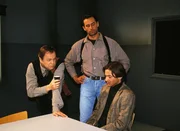 Die beiden Kommissare Kehler (Wolfgang Bathke, li.) und Eschenbach (Matthias Bullach, Mi.) im Verhör mit dem Tatverdächtigen, Frank Neuhaus (Rainer Grenkowitz). Die beiden Kommissare Kehler (Wolfgang Bathke, li.) und Eschenbach (Matthias Bullach, Mi.) im Verhör mit dem Tatverdächtigen, Frank Neuhaus (Rainer Grenkowitz).