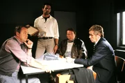 Die beiden Kommissare Kehler (Wolfgang Bathke, li.) und Eschenbach (Matthias Bullach, 2.v.li.) verhören den Container-Vermieter Rudi Wuttke (Heinz Werner Krähkamp, 2.v.re.). Anwalt Kleinknecht (Horst Frank) hört zu. Die beiden Kommissare Kehler (Wolfgang Bathke, li.) und Eschenbach (Matthias Bullach, 2.v.li.) verhören den Container-Vermieter Rudi Wuttke (Heinz Werner Krähkamp, 2.v.re.). Anwalt Kleinknecht (Horst Frank) hört zu.