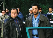 Am Tatort: Die Kommissare Kehler und Eschenbach (Wolfgang Bathke, li., Matthias Bullach) sind fassungslos. Jäger haben im Wald einen Container gefunden, in dem 42 Roma eingeschlossen waren, die über die Grenze geschmuggelt werden sollten. Am Tatort: Die Kommissare Kehler und Eschenbach (Wolfgang Bathke, li., Matthias Bullach) sind fassungslos. Jäger haben im Wald einen Container gefunden, in dem 42 Roma eingeschlossen waren, die über die Grenze geschmuggelt werden sollten.