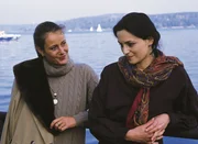 Staatsanwältin Glaser (Britta Schmeling, l.) unterhält sich mit Dr. Ruth Klinger (Martina Gedeck). Staatsanwältin Glaser (Britta Schmeling, l.) unterhält sich mit Dr. Ruth Klinger (Martina Gedeck).