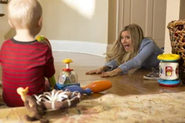 "Mama", ein D&auml;mon im Mutterkost&uuml;m, mach Neu-Mutter Jody (Ashley Tisdale) etwas zu schaffen ...