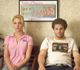Ben (Seth Rogen, r.) ist alles andere als ein Frauenheld. Doch diesmal knackt er den Jackpot: In einer Bar lernt er die sch&ouml;ne Amy (Katherine Heigl, l.) kennen und nach ein paar gemeinsamen Drinks landen sie zusammen im Bett. Das b&ouml;se Erwachen folgt acht Wochen sp&auml;ter ...