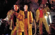 Zusammen mit der Alien-Forscherin Allison Reed (Julianne Moore, M.) nehmen Ira (David Duchovny, l.) und Harry (Orlando Jones, r.) den Kampf gegen die Aliens auf. Doch herk&ouml;mmliche Abwehrmechanismen k&ouml;nnen die weitere Verbreitung der Mutanten nicht stoppen ...