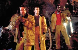 Zusammen mit der Alien-Forscherin Allison Reed (Julianne Moore, M.) nehmen Ira (David Duchovny, l.) und Harry (Orlando Jones, r.) den Kampf gegen die Aliens auf. Doch herk&ouml;mmliche Abwehrmechanismen k&ouml;nnen die weitere Verbreitung der Mutanten nicht stoppen ...