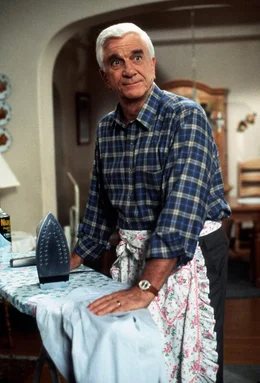 Lt. Frank Drebin (Leslie Nielsen) kann sich einfach nicht mit seiner Pensionierung abfinden ...