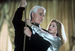 Einmal mehr rettet der tapfere Frank (Leslie Nielsen, l.) seine geliebte Frau Jane (Priscilla Presley, r.) aus einer brenzligen Situation ...