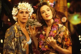 Maggie Carpenter (Julia Roberts) and Peggy Flemming (Joan Cusack)