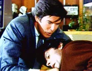 Harte Methoden: Remington Steele (Pierce Brosnan, l.) quetscht den Pfandhausbesetzer (John Del Regno) aus.