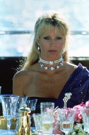 Domino Petachi (Kim Basinger)