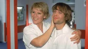 Nikola besorgt ihrem Sohn Peter eine Zivildienststelle im Krankenhaus, mit der Auflage, ihr keine Schande zu bereiten...