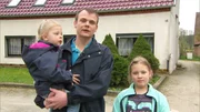 Der alleinerziehende Mathias (30) mit der kleinen Laila (3) und Cora (9) Der alleinerziehende Mathias (30) mit der kleinen Laila (3) und Cora (9)