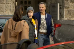 Karl (Hannes Jaenicke, r.) kann es nicht glauben: Was bildet sich diese Tusse ein, sich auf seinen Parkplatz zu stellen! W&auml;hrend die Mode-Lifestyle-Chefredakteurin Sonja (Julia-Maria K&ouml;hler, l.) und Karl heftig um Kleinigkeiten streiten, f&uuml;hlt sich Nic (Lisa Bahati Wihstutz, M.) zu der neuen Nachbarin hingezogen ...