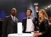 Als Chloe (Lauren German, r.) unerwartet bei der Schwarzmarkt-Auktion auftaucht, ist Lucifer (Tom Ellis, M.) alles andere als begeistert, vor allem, weil sie Amenadiels (D.B. Woodside, l.) Charme nicht widerstehen zu können scheint ... Als Chloe (Lauren German, r.) unerwartet bei der Schwarzmarkt-Auktion auftaucht, ist Lucifer (Tom Ellis, M.) alles andere als begeistert, vor allem, weil sie Amenadiels (D.B. Woodside, l.) Charme nicht widerstehen zu können scheint ...